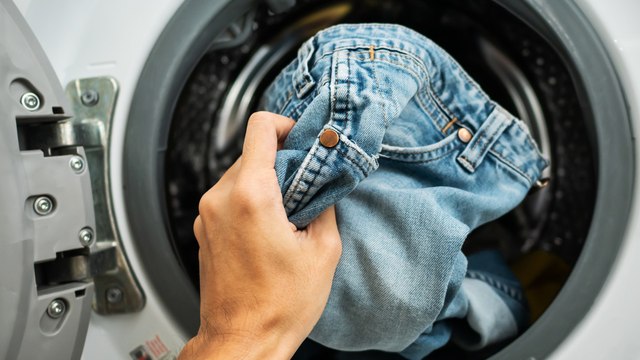 Ausgeleiert: Kann ich meine Jeans enger waschen?