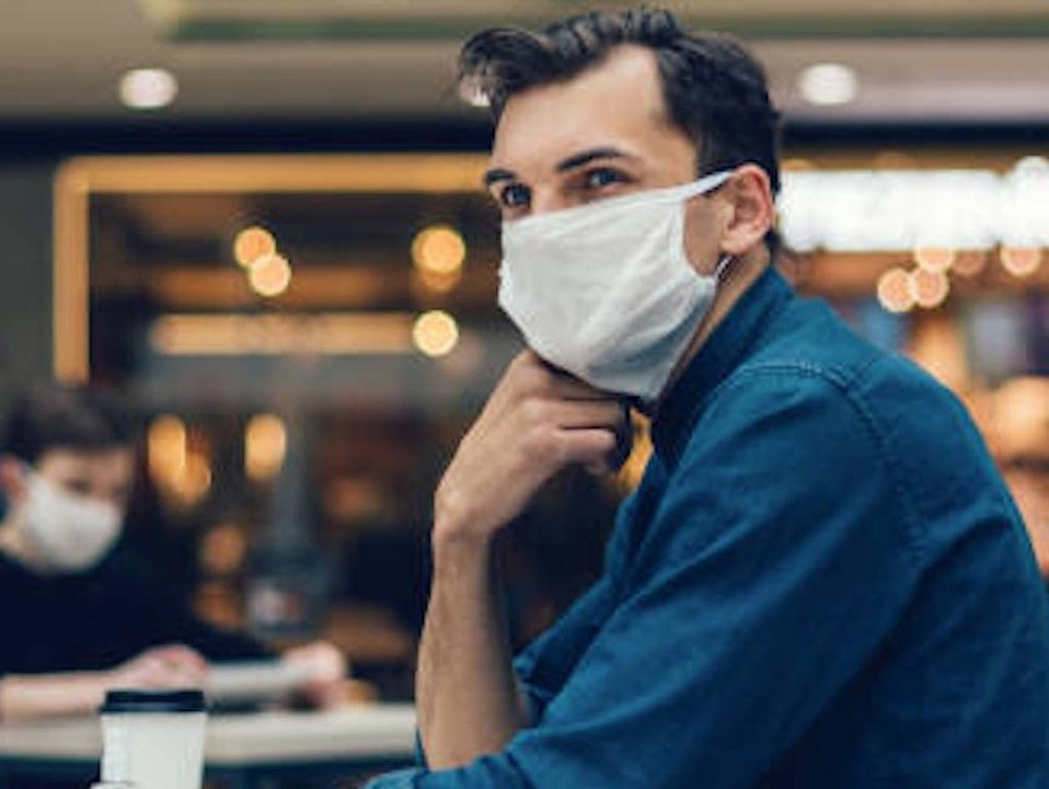 Steigende Inzidenzen: Ärzte fordern Maskenpflicht in Innenräumen