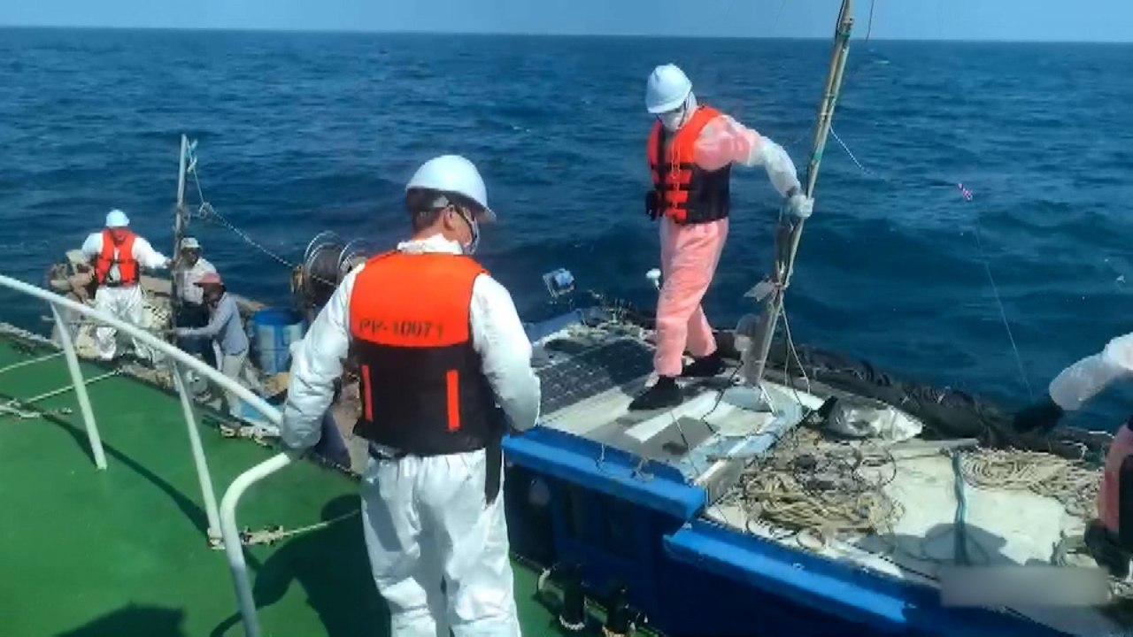 Taiwan Coast Guard Detains Chinese Boat, Dumps 25 Tons of Fish - TaiwanPlus News