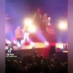 Hayranları şokta! Ünlü şarkıcı sahnede hayatını kaybetti