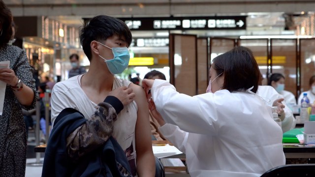Taiwan Gov't Defends Decision To Buy BA.1 Vaccines Amid Opposition Criticism - TaiwanPlus News