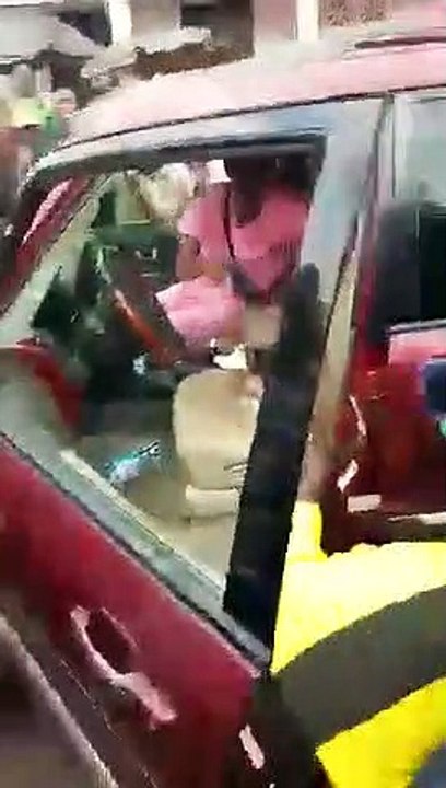 L'artiste amerounais, Longuè Longuè  surpris dans sa voiture avec la  femme  "d'autrui"