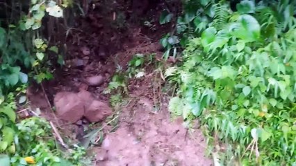 Batu besar halangi ruas jalan Margahayu Sukajaya Kec. Cisewu di Kp. Saronge