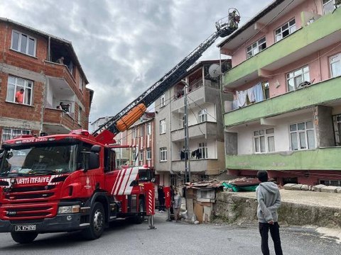 Son dakika haberleri... ARNAVUTKÖY'DE ÇATI KATINDA YANGIN