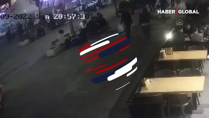 Lokanta çalışanı kuryenin motosikletiyle müşteriler ve yayalara çarptı! O anlar kamerada