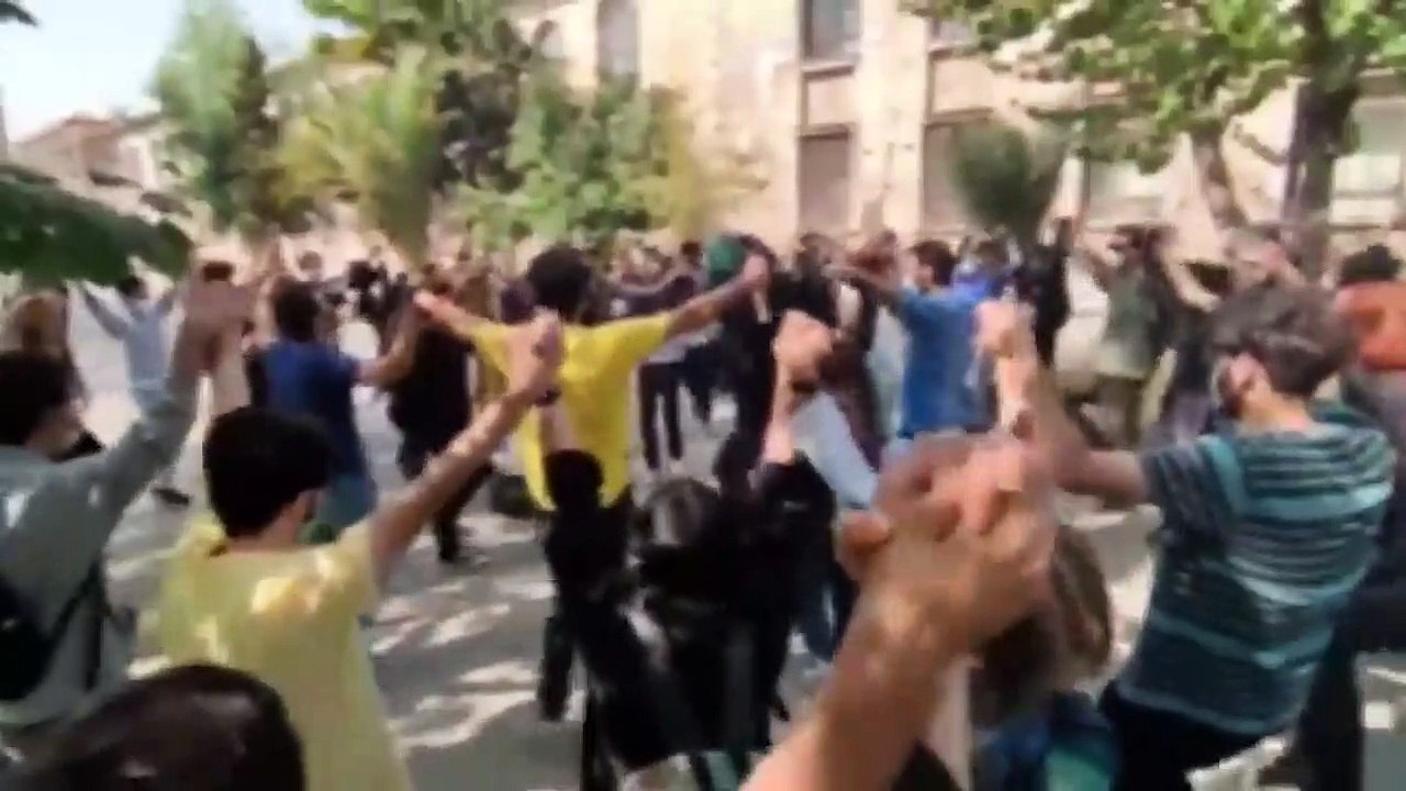 İran’da 'Mahsa Amini' protestoları devam ediyor: Öğrenciler, alınan gözaltılara dans ederek tepki gösterdi