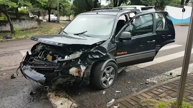 Forte acidente deixa veículos destruídos no Centro