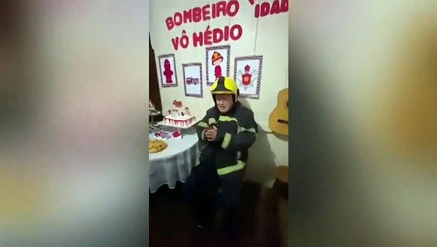 Catarinense de 91 anos recebe visita dos bombeiros em “mesversário” com festa temática; veja vídeo