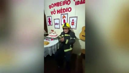 Catarinense de 91 anos recebe visita dos bombeiros em “mesversário” com festa temática; veja vídeo