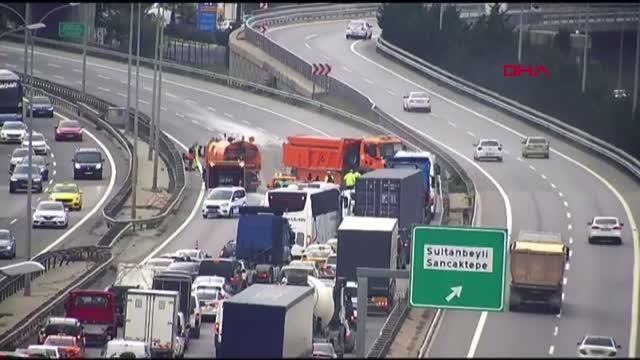 İSTANBUL-SULTANBEYLİ'DE YOLA BETON HARCI DÖKÜLDÜ, TEM OTOYOLU TRAFİĞE KAPANDI