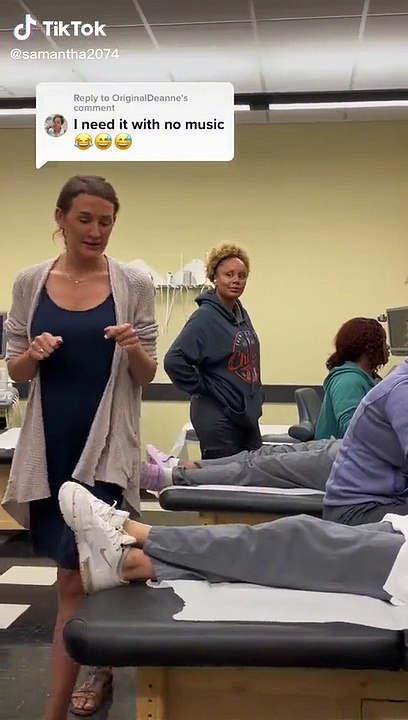 Une élève infirmière découvre qu'elle est enceinte en apprenant à faire une échographie