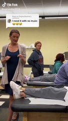 Une élève infirmière découvre qu'elle est enceinte en apprenant à faire une échographie