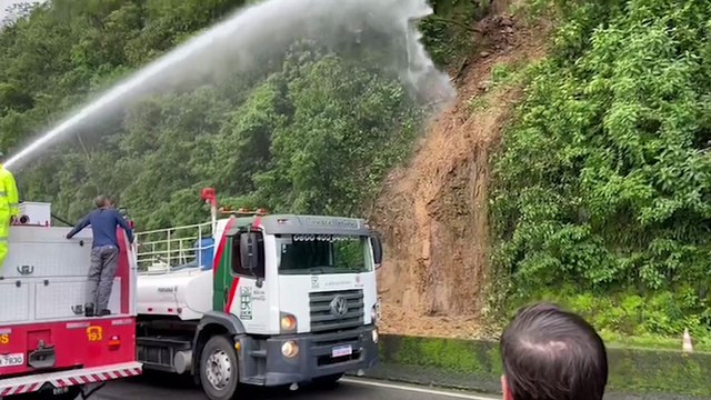 Limpezas são realizadas na rodovia BR-277 em Morretes