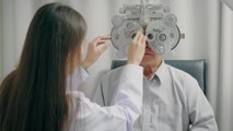 Optikerin in Kalifornien findet Unglaubliches hinter dem Auge einer Patientin