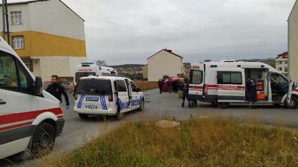 ARNAVUTKÖY'DE OTOMOBİLLE PİKAP ÇARPIŞTI 2 YARALI