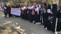 Afghanistan, le donne manifestano fuori dall'Università di Kabul