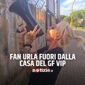 Usa il megafono per parlare con gli autori del GF VIP: i suoi video spopolano sui social