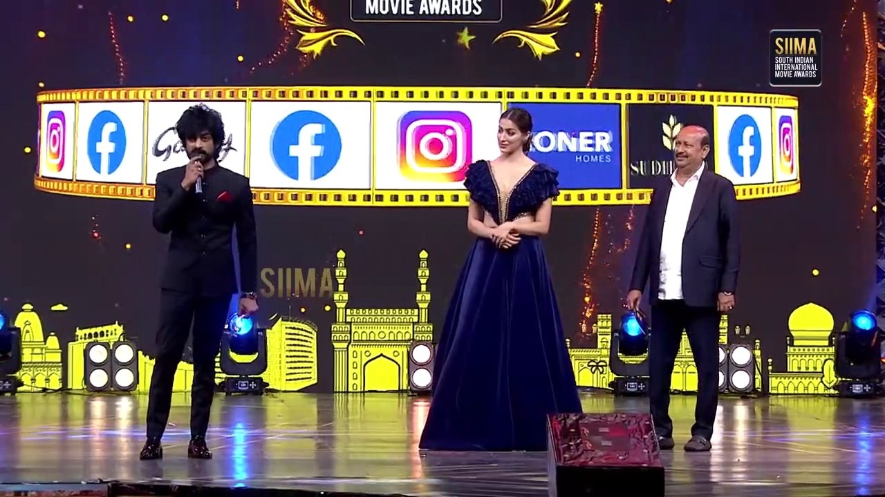 Icon Star Allu Arjun & Rashmika Mandanna Get Stunned With Arjun Das Dynamic Voice At SIIMAआइकॉन स्टार अल्लू अर्जुन और रश्मिका मंदाना SIIMA में अर्जुन दास की गतिशील आवाज के साथ दंग रह गएأذهل نجم الأيقونة ألو أرجون وراشميكا ماندانا بصوت أرجون داس الديناميك