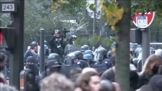 Estallan nuevas protestas en París mientras continúan las huelgas de refinerías