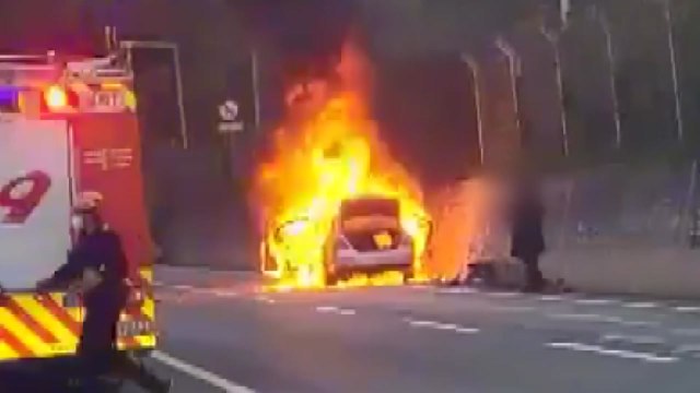 서울양양고속도로 달리던 승용차 화재...차량 전소 / YTN