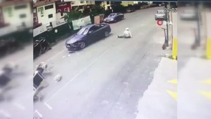 Sarıyer'de otomobile çarpan motokurye böyle savruldu