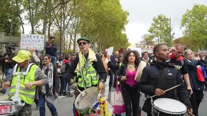 Paris'te maaş zammı talebiyle gösteri düzenlendi (2)