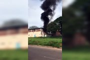 Bombeiros são acionados para conter incêndio em barracão na avenida Goiânia