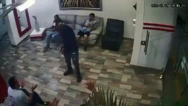 Huéspedes de un hotel envían al hospital a un delincuente que quiso asaltarlos con una pistola