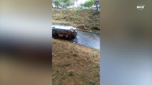 Micro-ônibus cai em ribeirão e deixa feridos em Coronel Fabriciano