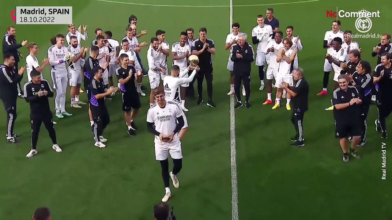شاهد: لاعبو ريال مدريد يحتفلون بتتويج زميليهما كريم بنزيما وتيبو كورتوا