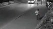 Adana'da motosikletli hırsızlar yolda yürüyen kişinin telefonunu çaldı