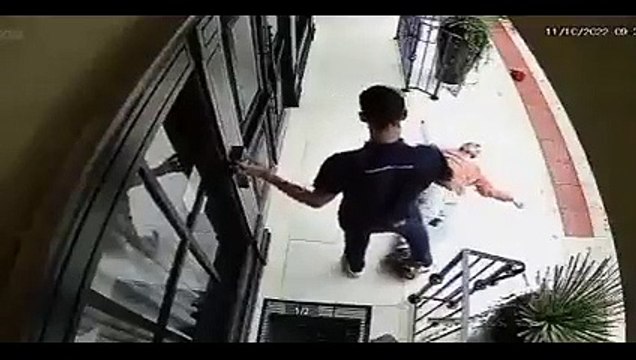 De un puñetazo en la cara, hombre derriba al ladrón que quiso asaltarlo