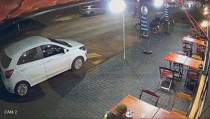 Colisão entre moto elétrica e carro é registrada por câmera na Neva