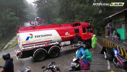 JALANAN DIPENUHI MINYAK !!! Para Pengendara Terjebak Dalam Bahaya Besar di Sitinjau Lauik