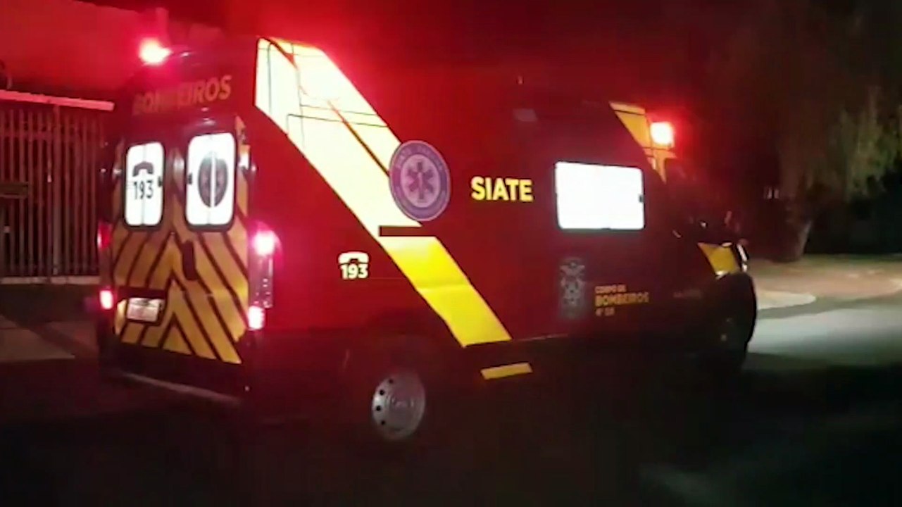 Mulher cai de banco e bate a cabeça no Bairro F...