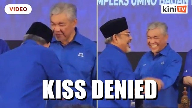 Tajuddin tries to kiss Zahid's hand at Umno event after suspension