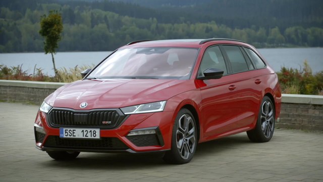 ŠKODA OCTAVIA RS - ŠKODA typischer Kühlergrill und in glänzendem Schwarz gehaltene optische Akzente