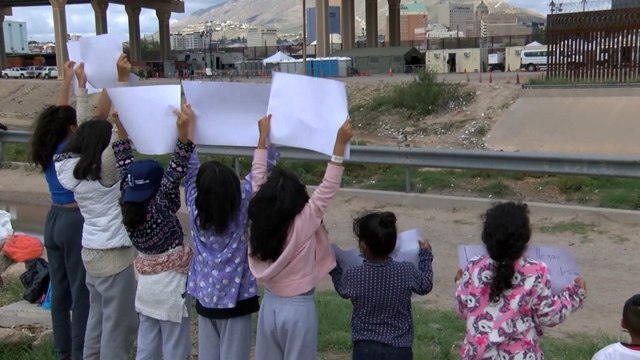Niños venezolanos protestan en línea México-EEUU tras ser separados de sus padres
