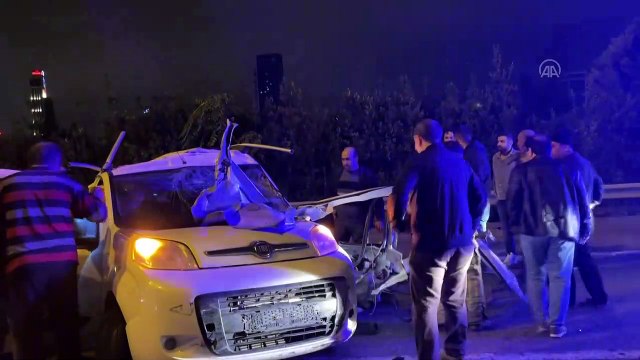 İstanbul'da kamyonet ile hafif ticari aracın çarpıştığı kazada 1 kişi öldü, 2 kişi yaralandı