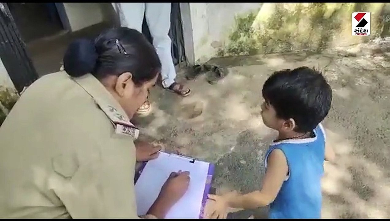 Video: મમ્મીની ફરિયાદ કરવા પોલીસ સ્ટેશન પહોંચેલા બાળકને મંત્રીએ આપી ગિફ્ટ