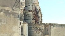 فيديو: توابيت معلقة في الهواء بعد انهيار أقدم مقبرة في نابولي