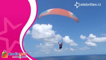 Begini Keseruan Mencoba Paragliding di Bali