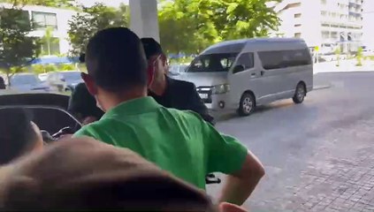 ด่วน!! จับแล้ว “ลุงศักดิ์” คาลานจอดรถทีวีช่องดัง คุมตัวสอบกองปราบฯ