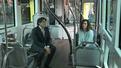 Ayuso presenta los nuevos autobuses inteligentes en Madrid.