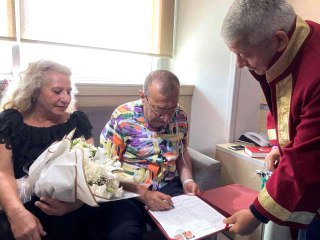 30 yıl önce boşandılar... Kanser tedavisi gördüğü hastanede tekrar evlendiler