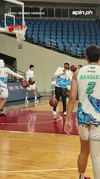 Injured Phoenix forward Jason Perkins assisting his teammates in pratice #PBA