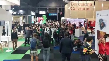 Activistes irrompen a Fira de Barcelona contra el congrés The District