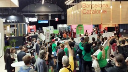 Activistas por la vivienda irrumpen en el 'Davos inmobiliario' de Barcelona