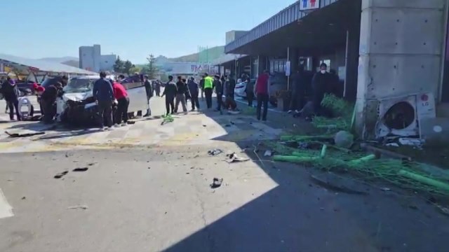 승용차가 고속도로 휴게소 펜스 충돌...60대 보행자 1명 숨져 / YTN