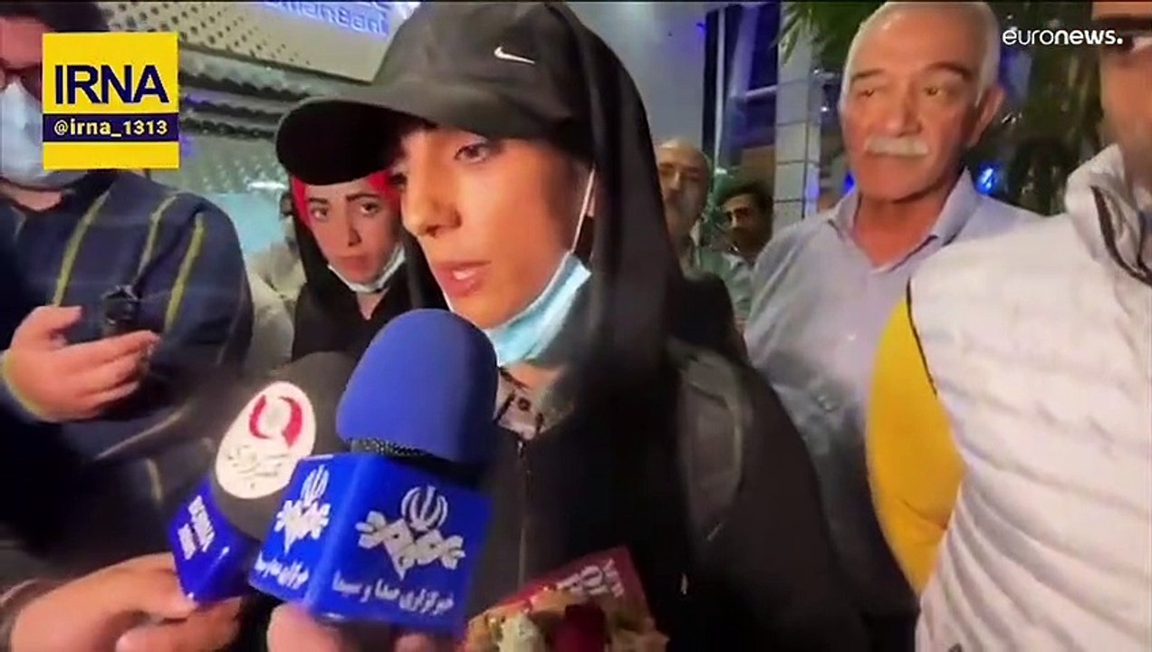 La escaladora iraní Elnaz Rekabi es recibida como una heroína a su regreso a Teherán